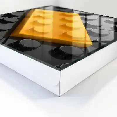 Bloc jaune avec des éléments noirs