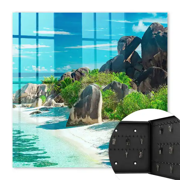 Une plage tropicale à la végétation luxuriante