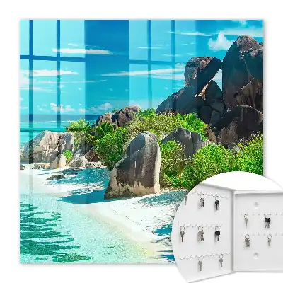Une plage tropicale à la végétation luxuriante