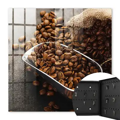 Grains de café dans une louche en métal