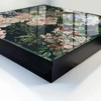 Motif floral sur fond sombre