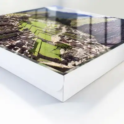 Ville de montagne aux bâtiments en pierre
