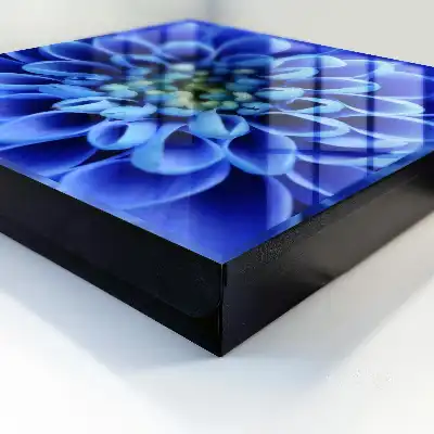 Une fleur bleue enroulée en spirale