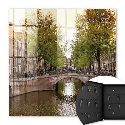 Le canal de la ville bordé d'arbres verdoyants