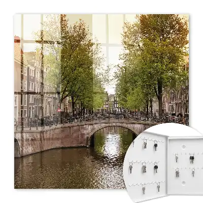 Le canal de la ville bordé d'arbres verdoyants