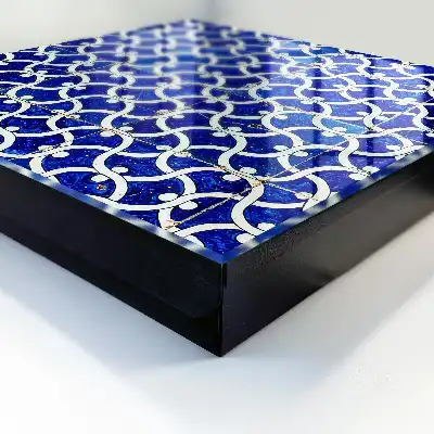 Carrelage blanc à motifs géométriques