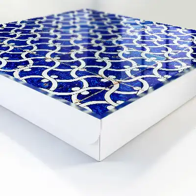 Carrelage blanc à motifs géométriques