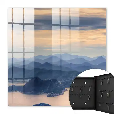 Paysage de montagne au-dessus de l'eau
