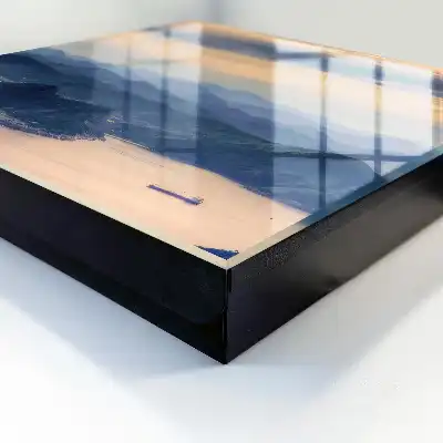 Paysage de montagne au-dessus de l'eau