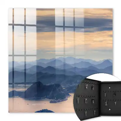 Paysage de montagne au-dessus de l'eau