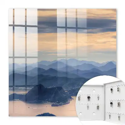 Paysage de montagne au-dessus de l'eau