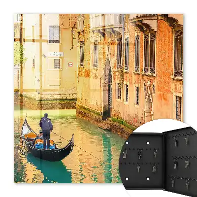 Tableau d'un canal vénitien avec des bâtiments en arrière-plan