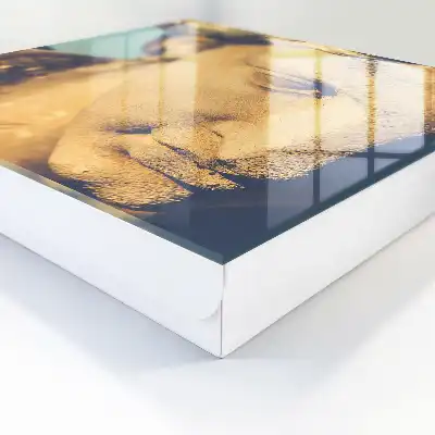 Lampe à l'élégance discrète diffusant une lumière chaleureuse