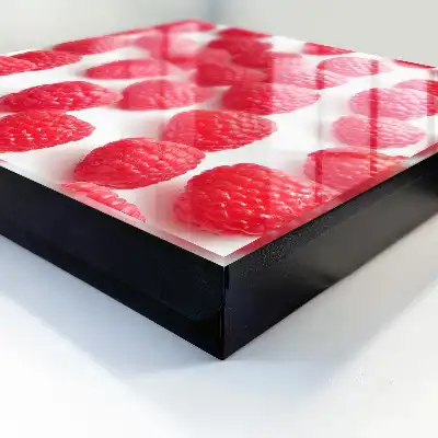 Framboises roses sur fond clair