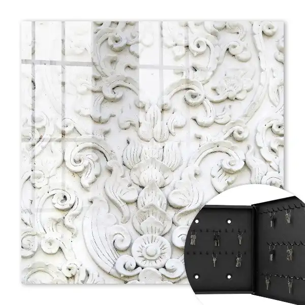 Ornements blancs aux formes fines