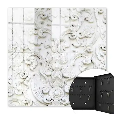 Ornements blancs aux formes fines