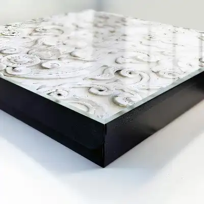 Ornements blancs aux formes fines