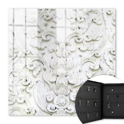Ornements blancs aux formes fines