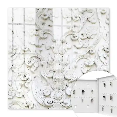 Ornements blancs aux formes fines