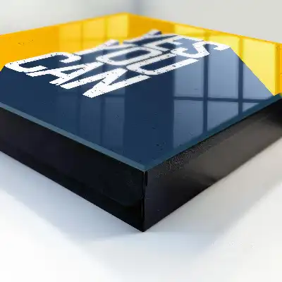 Oui, c'est possible avec des lettres majuscules.