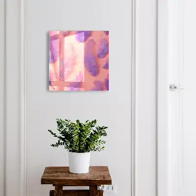 Plumes violettes sur fond rose