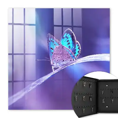 Papillon coloré sur fond violet