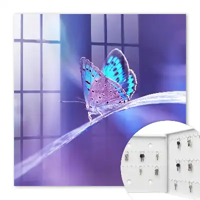 Papillon coloré sur fond violet