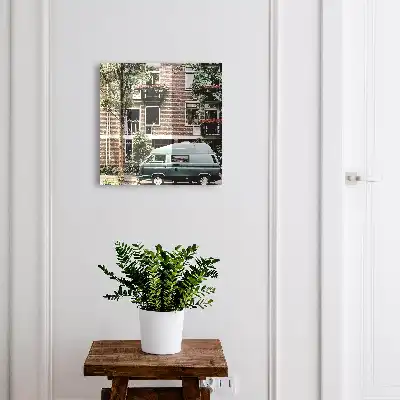 Paysage urbain avec fourgonnette bleue