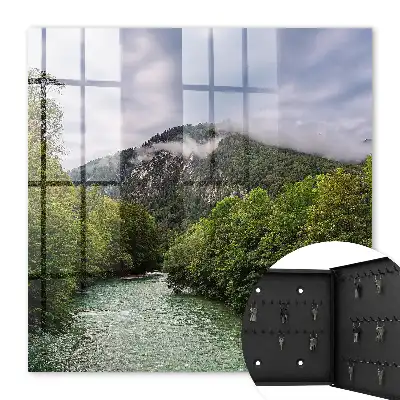 Paysage de montagne avec rivière et forêt