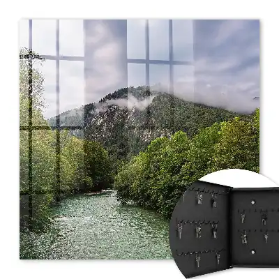 Paysage de montagne avec rivière et forêt