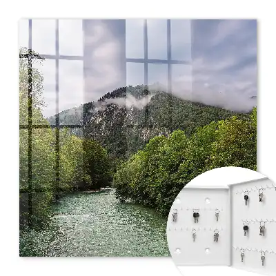 Paysage de montagne avec rivière et forêt
