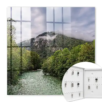 Paysage de montagne avec rivière et forêt
