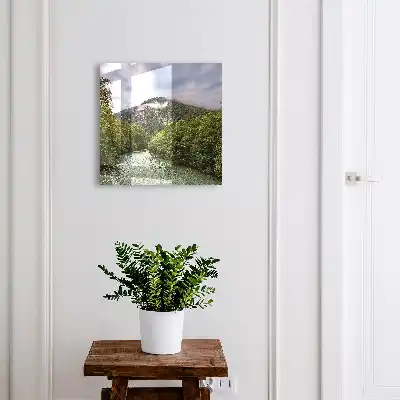 Paysage de montagne avec rivière et forêt