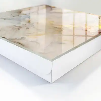 Décoration en marbre avec touches de jaune