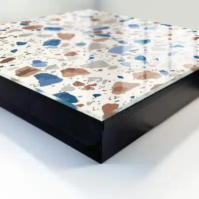 Mosaïque en pierre avec accents bleus