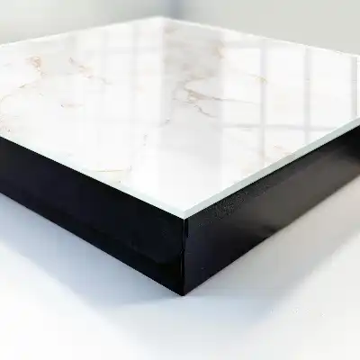 Élégance du marbre brun aux lignes