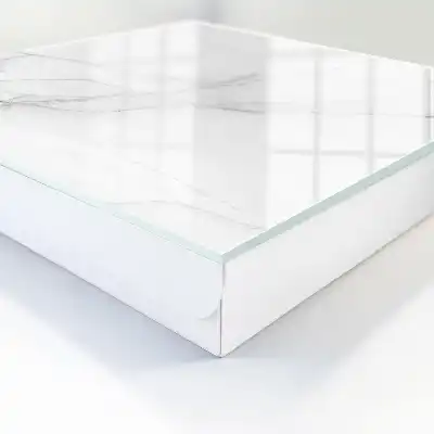 Table basse au plateau en marbre et structure aux lignes délicates