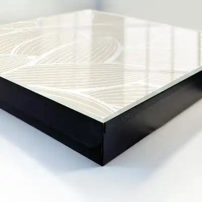 Motif organique sur fond crème