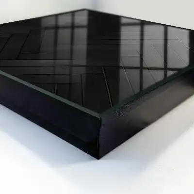 Revêtement en bois sombre à motif chevrons