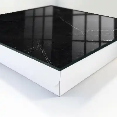 Marbre noir veiné de blanc