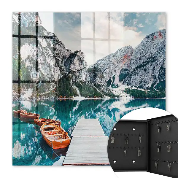 Paysage de montagne avec des bateaux et un quai