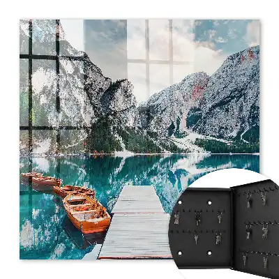 Paysage de montagne avec des bateaux et un quai