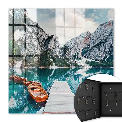 Paysage de montagne avec des bateaux et un quai