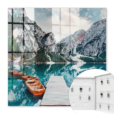 Paysage de montagne avec des bateaux et un quai