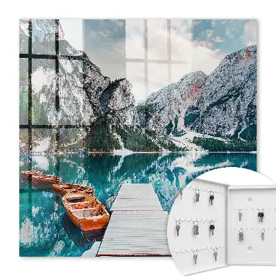 Paysage de montagne avec des bateaux et un quai