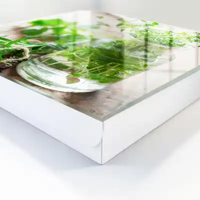 Herbes vertes dans un récipient en bois