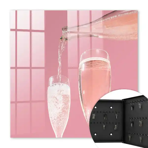 Verres à champagne sur fond rose