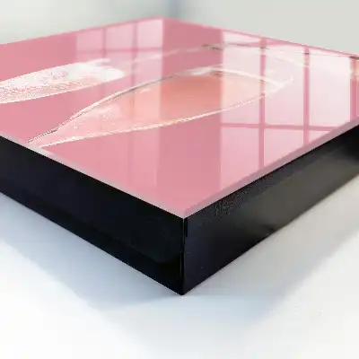 Verres à champagne sur fond rose