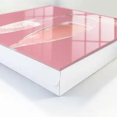 Verres à champagne sur fond rose