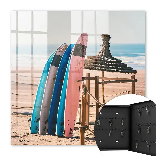Planches de surf sur une plage sous un ciel bleu